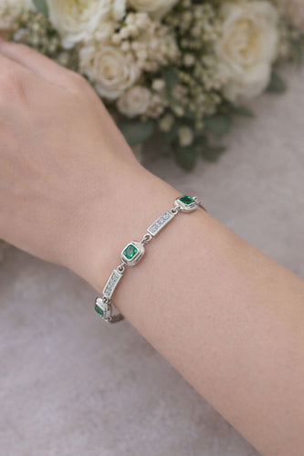 Narukvica od belog zlata sa pravougaonim karikama, dijamantima i smaragdima 