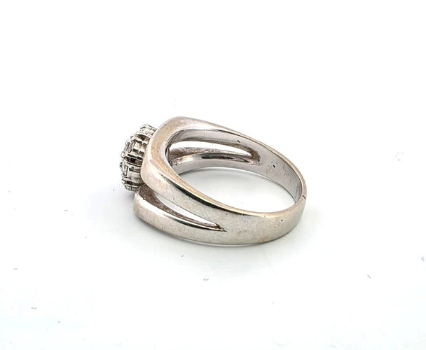 白金戒指镶钻石 