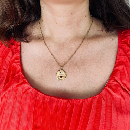 Pendentif AUGIS - Médaille d'amour - Pendentif or jaune guilloché rubis 58 Facettes