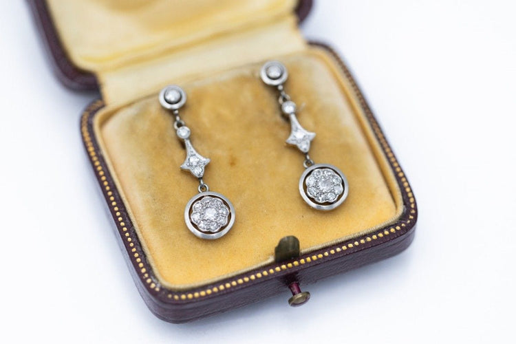 Boucles d'oreilles Boucles d'oreilles longues pendantes avec diamants. 58 Facettes 10692