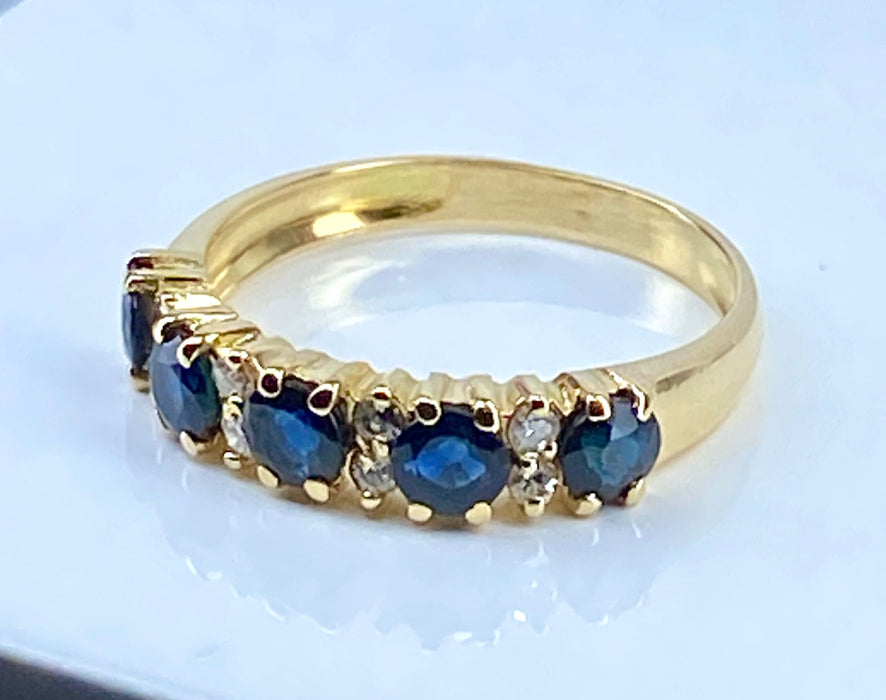 Medio Anillo de matrimonio en oro amarillo, 5 zafiros y 8 diamantes