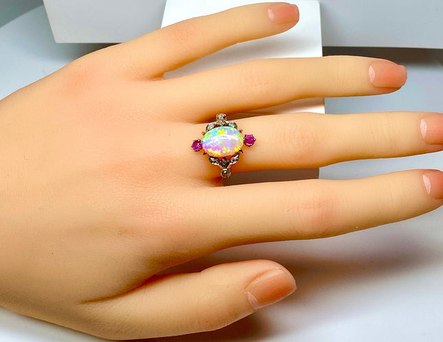 Bague 53 Bague en or jaune, opale, diamants et rubis. Vers 1900. 58 Facettes AB639