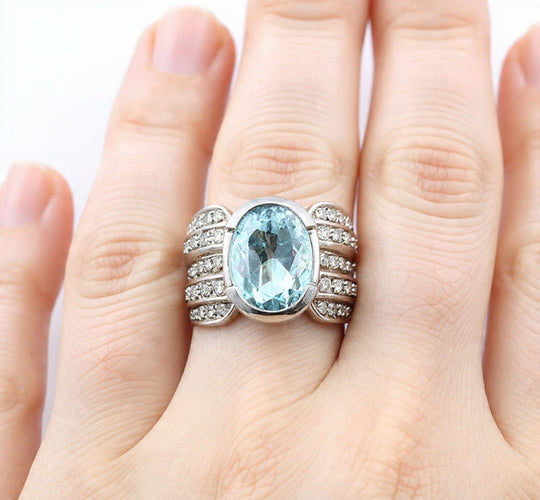 Bague 56 Bague en or blanc 18 kt avec grande aigue-marine et diamants 58 Facettes