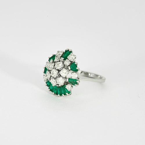 Bague 52 Bague panier ancienne en en or blanc 18K, diamants et émeraudes baguettes. 58 Facettes