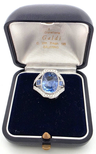 Bague 52 Bague princière en or blanc 18 carats avec un saphir de Ceylan certifié au centre, des saphirs latéraux et des diamants 58 Facettes