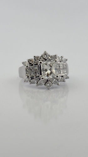 Пръстен от бяло злато 18 карата, украсен с диаманти 