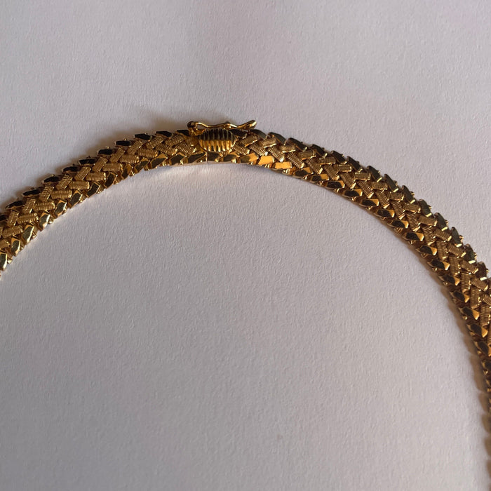 Flat necklace in 18k yellow gold.