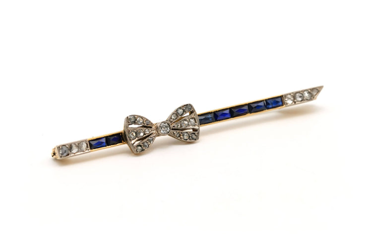 Broche Broche Art Déco en or jaune et blanc 18 carats sertie de saphirs et de diamants "taille" rose et "taille" old cut 58 Facettes 22536