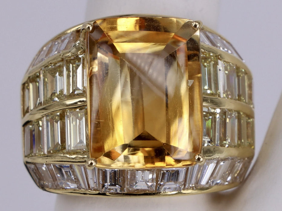 Anillo de oro amarillo con topacio amarillo y diamantes