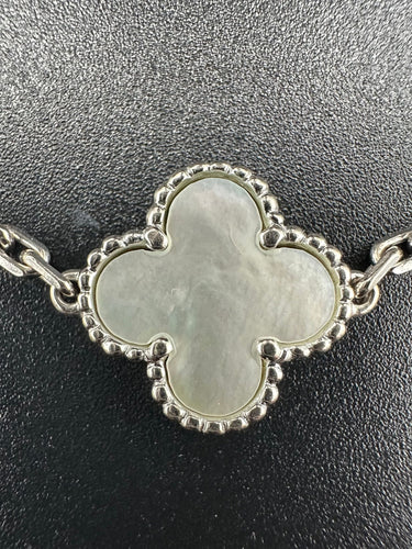 Bracelet VAN CLEEF & ARPELS. Collection "Alhambra Vintage", bracelet or blanc 18K et nacre 58 Facettes