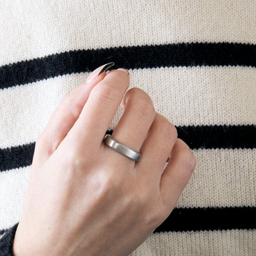 Bague 60 BAGUE CARREE OR BLANC BROSSE 58 Facettes M8872