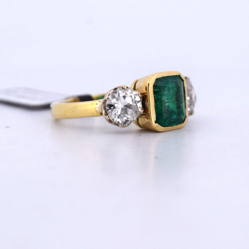 Bague 56 Bague vintage en or jaune 18 carats ornée d'une émeraude et de diamants 58 Facettes