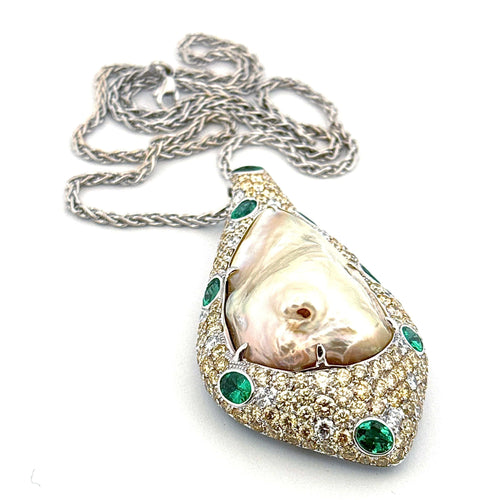 Collar de oro blanco, perla (Mabe) de Tahití, esmeralda y diamantes naturales 