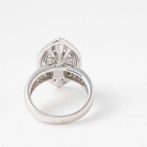 Bague 54 Bague de fiançailles forme marquise sertie de diamants en or gris 58 Facettes