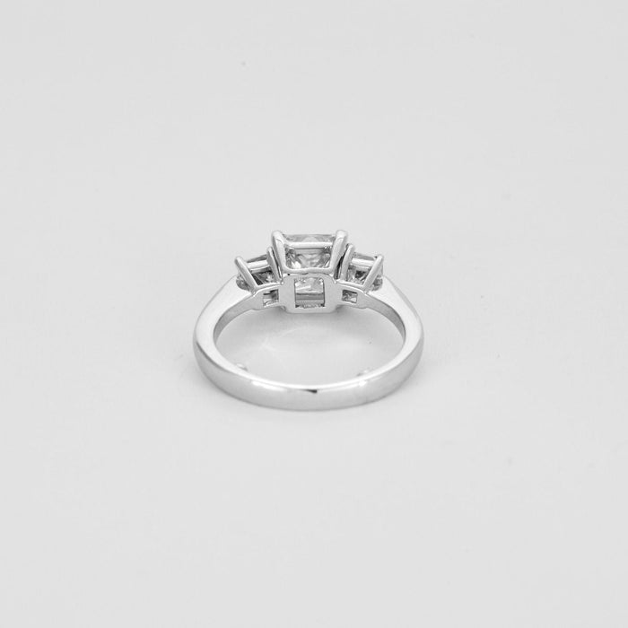 Bague 53 Solitaire trilogie or blanc, diamant princesse 1,50 carat. 58 Facettes