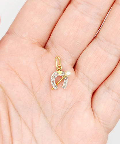 Pendentif Pendentif or jaune et platine, fer à cheval diamants taille roses et perle (circa 1900) 58 Facettes A05741