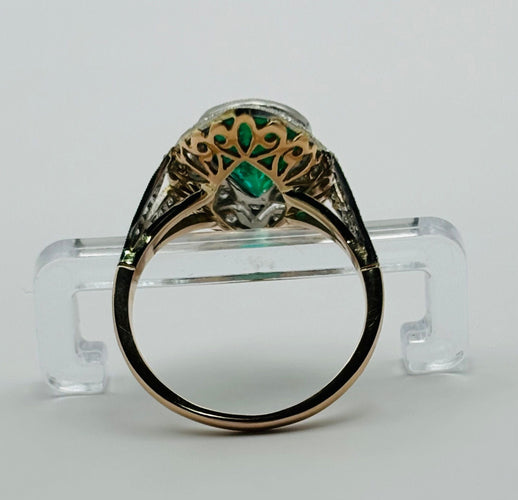 Bague Bague en or blanc et platine, émeraude naturelle en forme de poire sertie de diamants. 58 Facettes 50160