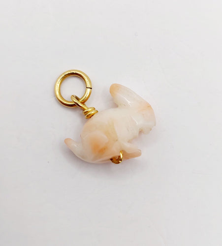 Pendentif Petit pendentif lapin gravé or jaune, corail (circa 1920) 58 Facettes A05359