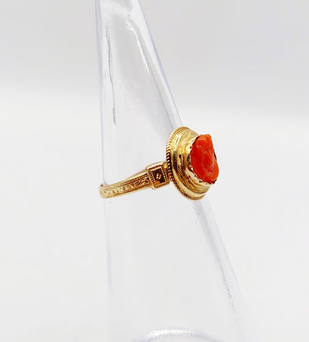Bague 44 Bague or rose, camée corail monture finement ciselée (circa 1900) 58 Facettes A06370