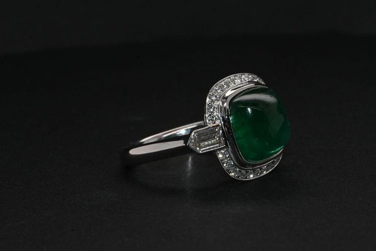 Bague 54 Bague en or blanc, émeraude et diamant 58 Facettes