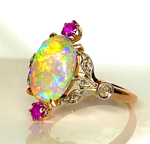 Inel din aur galben, opal, diamante și rubine. În jurul anului 1900. 