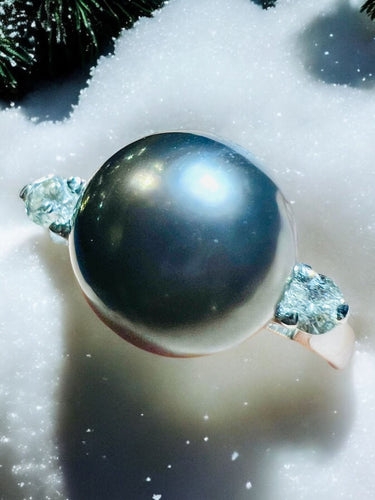 Hvidguldsring, grå kulturperle omgivet af 2 diamanter