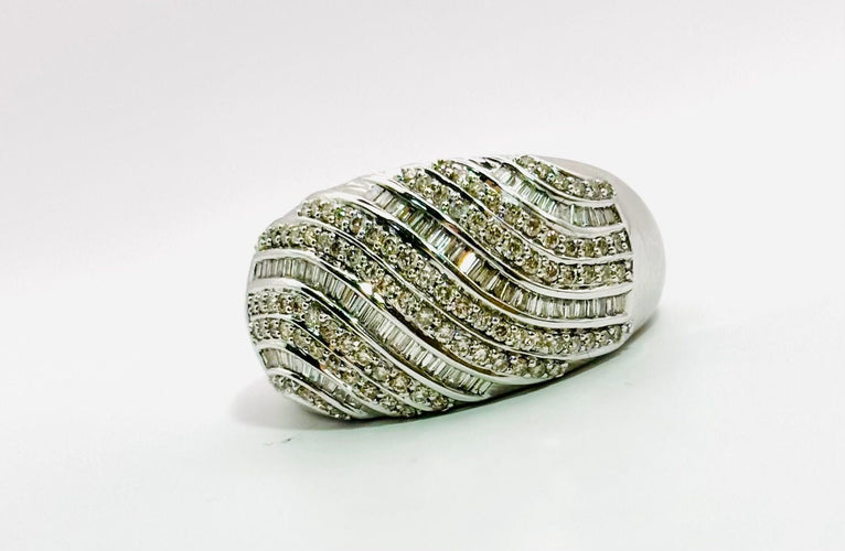 Bague 59 Bague en or blanc au design ondulé et pavé de diamants et de baguettes 58 Facettes 50299