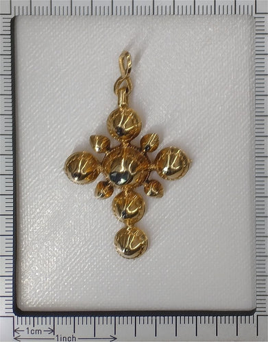 Pendentif Une foi élégante : une croix de distinction en diamant rococo 58 Facettes 23271-0584