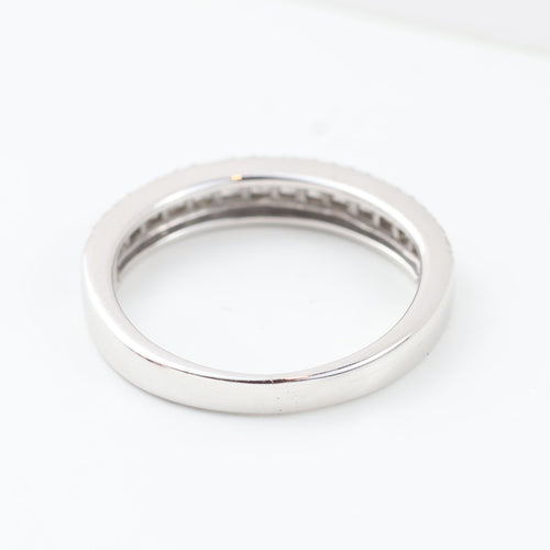 Inel din aur alb de 18 carate, împodobit cu diamante tăietură baghetă și briliante 