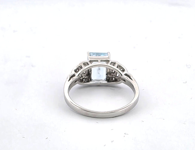 Bague 54 Bague en or blanc avec aigue-marine et diamants 58 Facettes