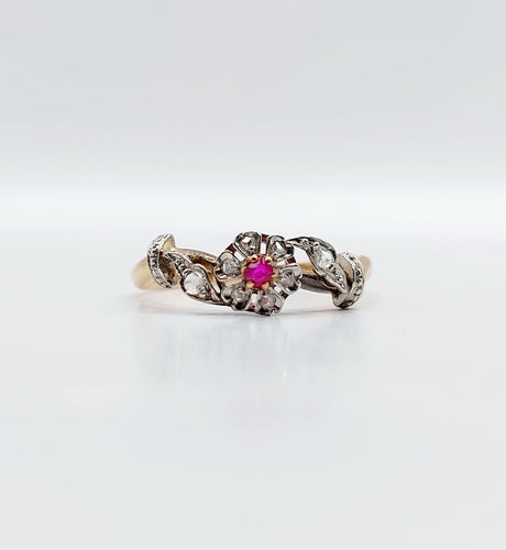 Bague 55 Bague marguerite antique or rose, rubis et diamants (c.1890) 58 Facettes A05453