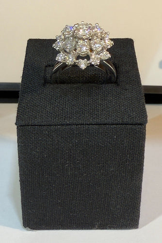 Bague 54 Bague ancienne en or blanc 18 carats et diamants 58 Facettes