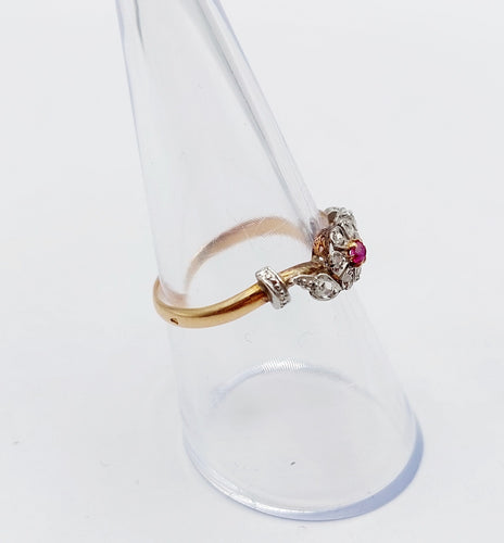 Bague 55 Bague marguerite antique or rose, rubis et diamants (c.1890) 58 Facettes A05453
