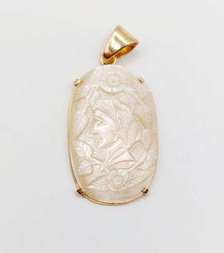 Pendentif Pendentif vintage or jaune ornée d'une plaque de nacre 58 Facettes A04713