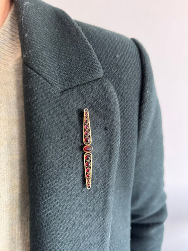 Rintaneula Art Deco keltakultaa ja granaatteja 