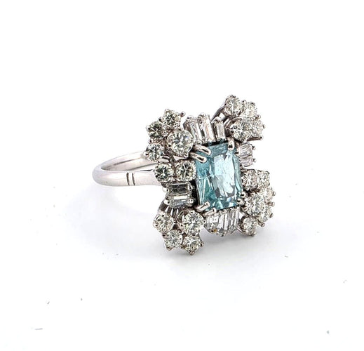 Bague 57 Bague vintage en or blanc avec une aigue-marine centrale et des diamants 58 Facettes