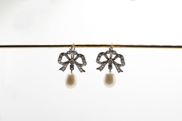 Boucles d'oreilles Boucles d'oreilles or blanc Noeuds perles et diamants 58 Facettes 5864
