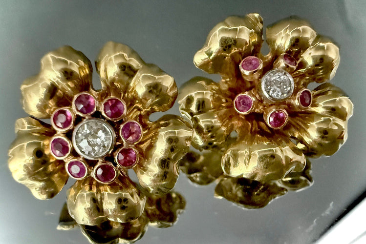 Boucles d'oreilles Paire de boucles ancienne or jaune serties de diamants et rubis 58 Facettes