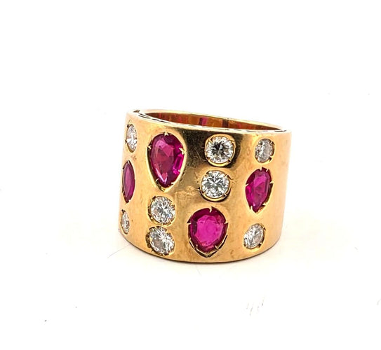 Bague 48 Bague en or jaune 18 kt avec rubis et diamants 58 Facettes