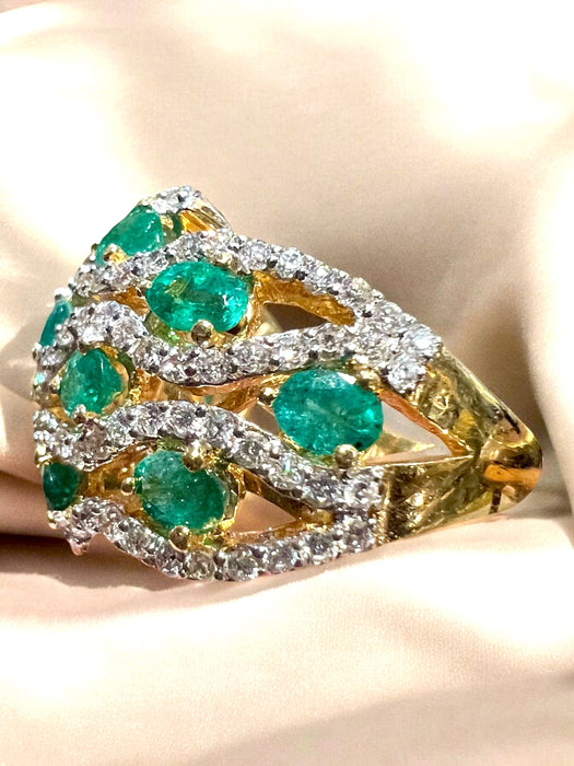 anillo de oro amarillo con esmeraldas y diamantes