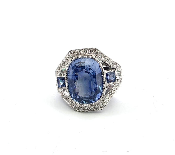 Bague 52 Bague princière en or blanc 18 carats avec un saphir de Ceylan certifié au centre, des saphirs latéraux et des diamants 58 Facettes