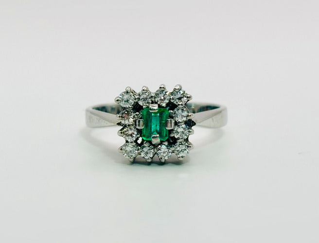 Ring i guld med smaragd och diamant-halo 