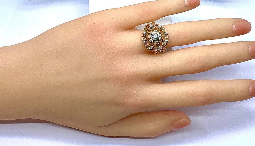 Bague 52 Bague en or jaune 18 carats , diamant 0,70 carat entouré de 8 diamants 58 Facettes AB493