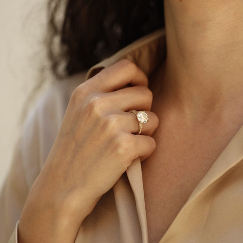 Bague 53 Solitaire en or jaune 18K avec diamant central 3,04 ct K-VS2 HRD et pavage 1,75 ct - Taille 53 58 Facettes FB10500