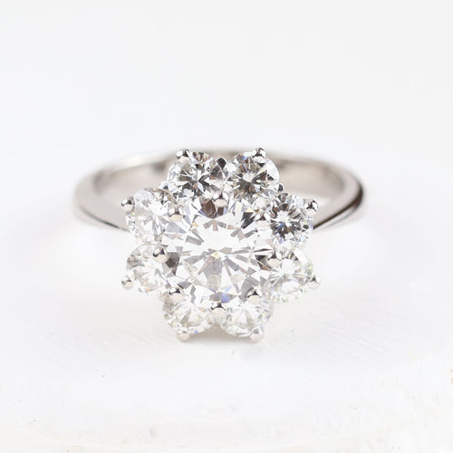 Bague Bague rosette avec diamant central et halo de diamants en or blanc 18 carats 58 Facettes 136043