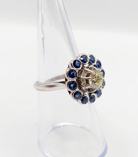 Bague 51.5 Bague marguerite Art Déco or blanc, diamant taille ancienne 0,65 carat et saphirs 58 Facettes A06329