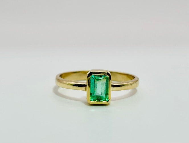 Bague Bague en or avec une émeraude 58 Facettes 50279