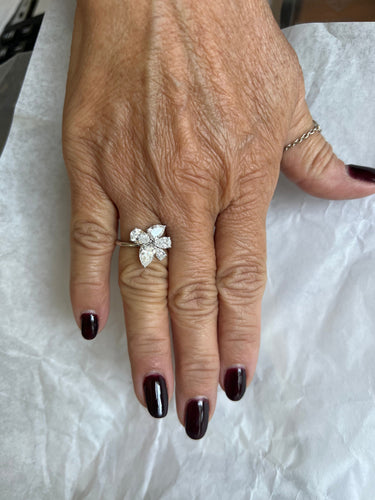 Bague Bague en or blanc 18 carats avec fleur solitaire en diamant 58 Facettes P756