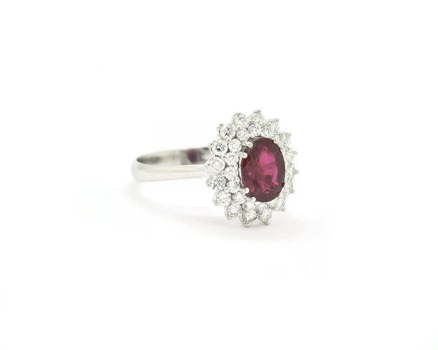 Bague 54 Bague en or blanc avec un rubis du Mozambique de 1,73 ct et des diamants en périphérie 58 Facettes 10705