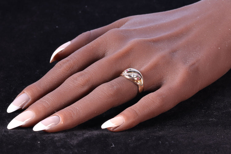 Bague 53 Bague double serpent de l'époque victorienne : un symbole d'éternité avec diamants et rubis 58 Facettes 24292-0131